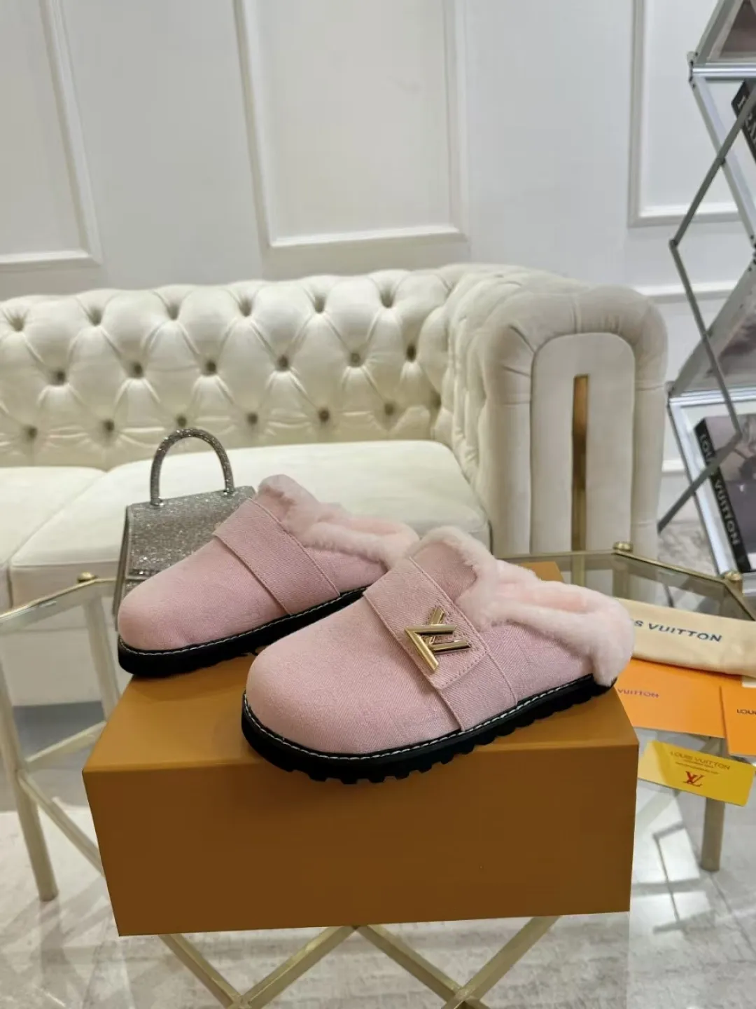 p600✨ LV Couple’s Wool Slippers｜Full of high-end feel, the soles of your feet are luxurious✨ We have achieved the ultimate restoration of the "higher version" of this pair of LV classic toe-toe slippers! 👫💫 🌟 The core advantages are clear at a glance: ✔️ Original jacquard + cowhide fabric, delicate texture, high-end at first glance; ✔️ 280% pure wool lining, wearing barefoot is like stepping on clouds ☁️, soft and skin-friendly and not sweaty; ✔️ Non-slip rubber bottom + three-dimensional toe design, super stable for walking, fashionable and practical!  👀 Must-have attention to detail: Belt buckle + classic LV presbyopic elements, revealing the aura of a big-name brand in a low-key manner ~ Whether it is a couple dating or a trip with besties, both of them are the focus when they go out👟💖 ✨ Easily match the wardrobe: jeans + sweaters, lazy and casual style ✔️ Coat + skirt, refined and elegant ✔️ One pair of shoes can handle a variety of styles, and the sense of luxury is never artificial ~ #LV slippers #couple outfit #High-End Customization #Quality Shoes Recommendation Fabric: Yangjing/classic jacquard fabric Lining: Imported wool lining Sole: Original rubber sole Size: Female 35-41 Male 38-46
